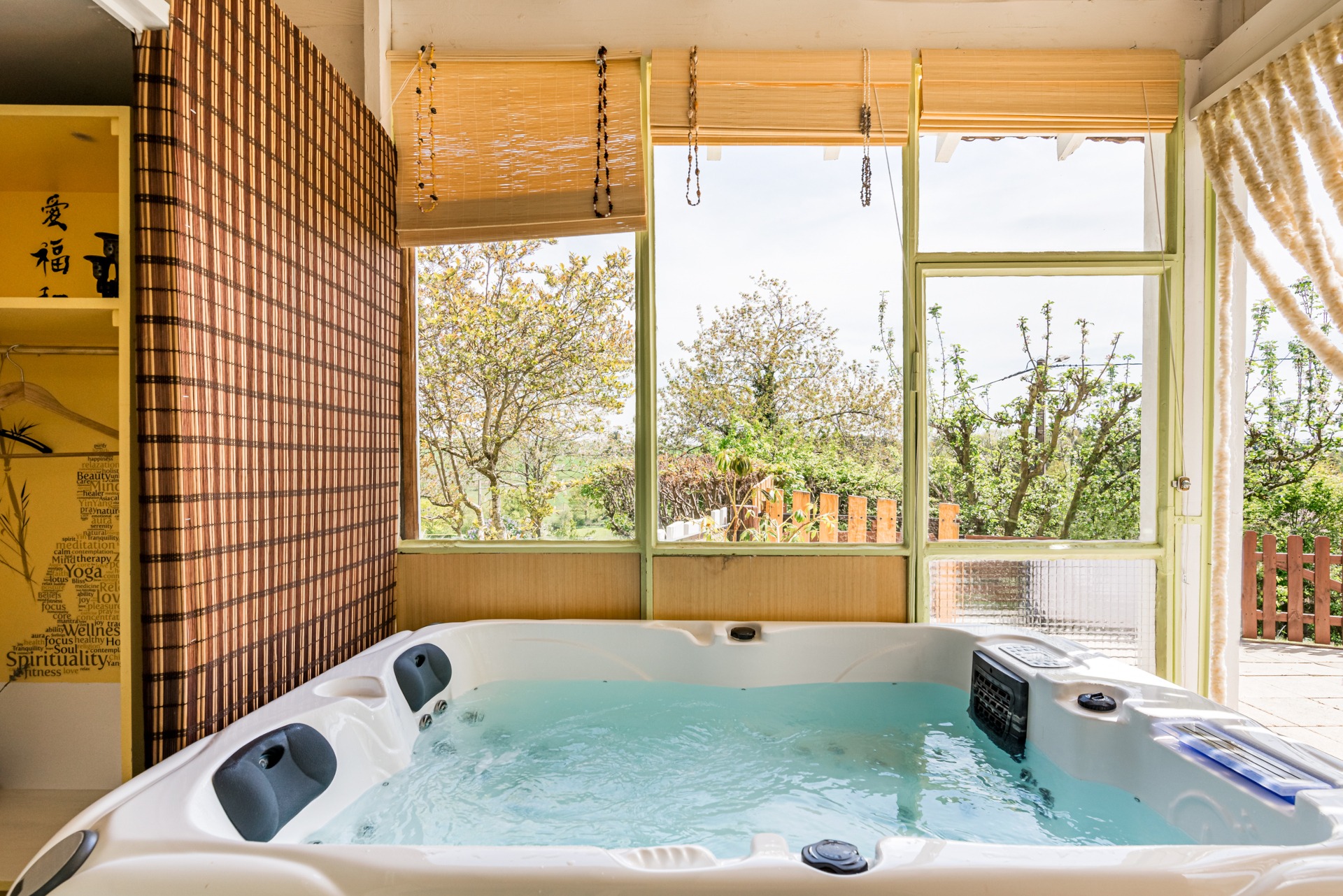 Spa privatisé avec vue sur le jardin et les arbres au printemps
