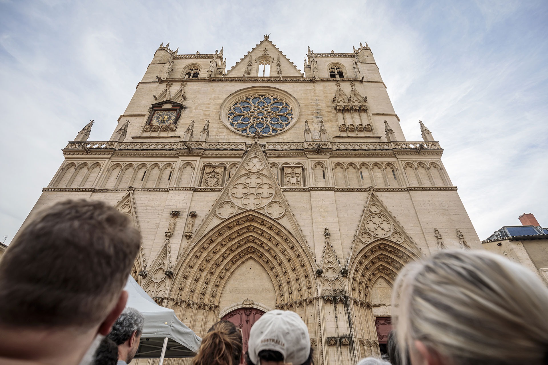 La primatiale Saint-Jean vue d'en bas lors d'une visite guidée