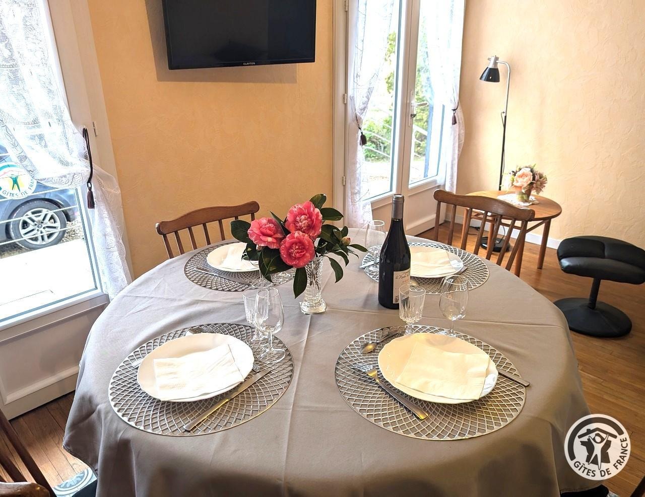 Le Gîte du Truges à VILLIE-MORGON dans le Beaujolais - Rhône : l'espace repas pour tous vos moments conviviaux.