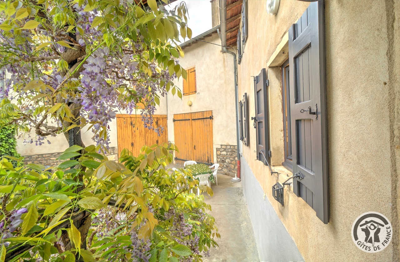 'Gîte des 4 Saisons' à Régnié-Durette, dans le Beaujolais - Rhône : vue sur la cour depuis le petit balcon.
