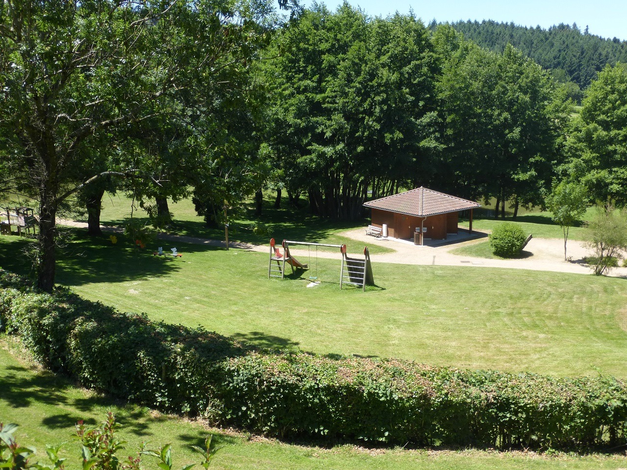 Chalet-Gîte du Plan d'eau d'Azole (Gîte N° 3) à Propières en Haut Beaujolais - proximité du Col des Echarmeaux dans le Rhône : l'aire de jeux à proximité immédiate.