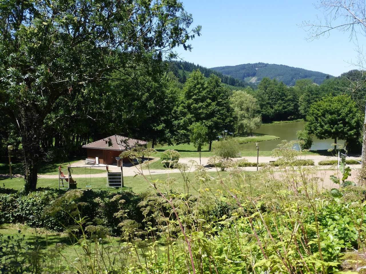 Chalet-Gîte du Plan d'eau d'Azole (Gîte N° 1) à Propières en Haut Beaujolais - proximité du Col des Echarmeaux dans le Rhône : sur place, le plan d'eau aménagé.