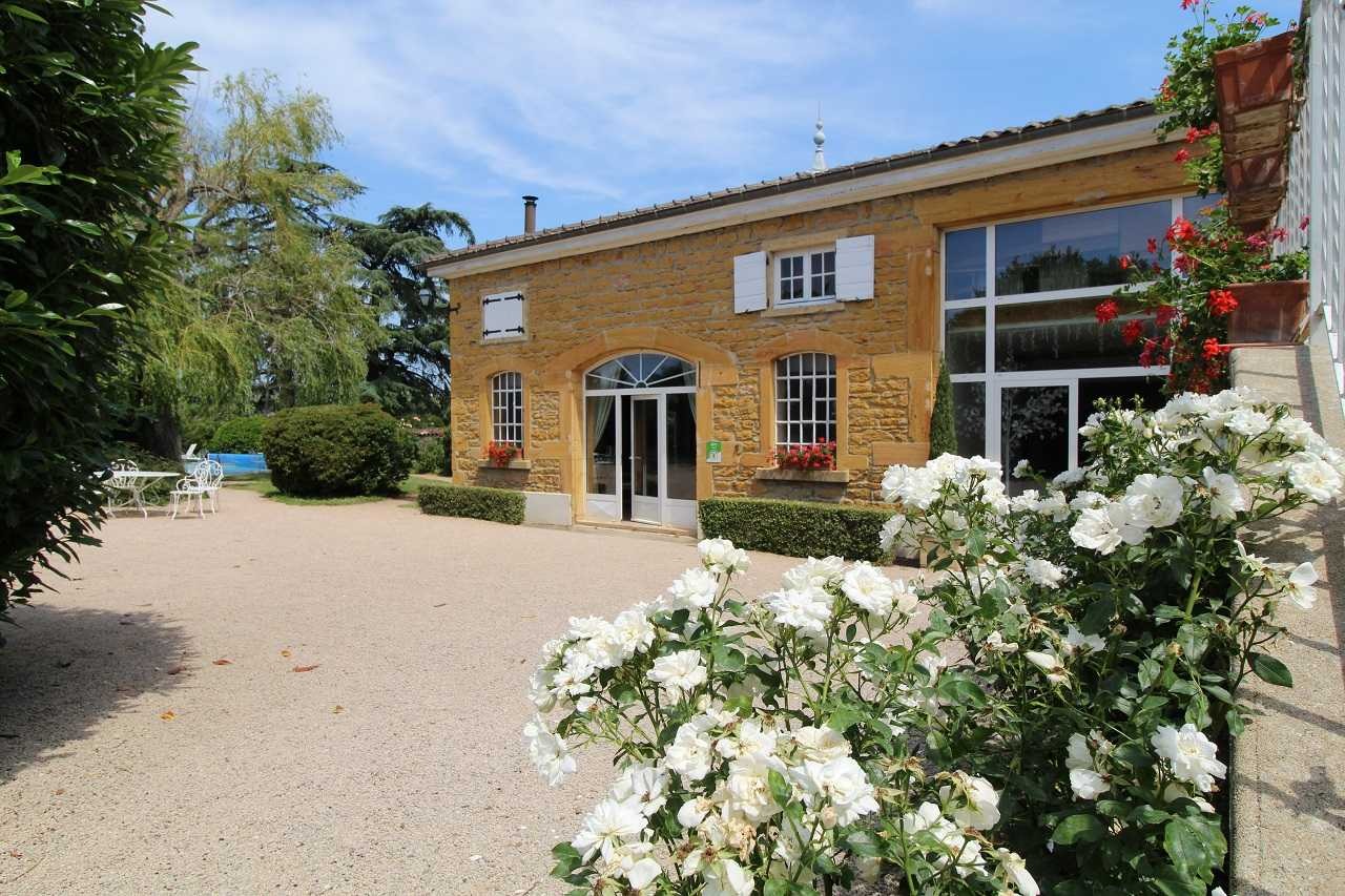 Gîte 'Le Campagnard' à Denicé, dans le Beaujolais, proximité Villefranche-sur-Saône dans le Rhône : la maison en Pierres Dorées. (Rhône - Beaujolais vignobles). 
