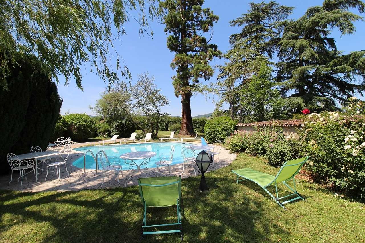 Gîte 'Le Campagnard' à Denicé (Rhône - Beaujolais vignobles) : la piscine.