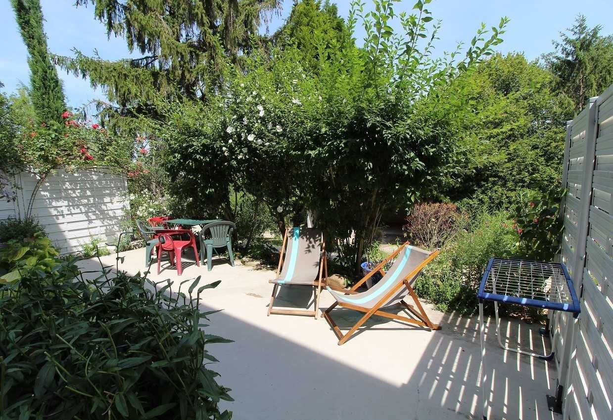 Gite 'La Vautière' à Saint-Symphorien-D'Ozon (Rhône, Sud de Lyon) : la terrasse privative.
