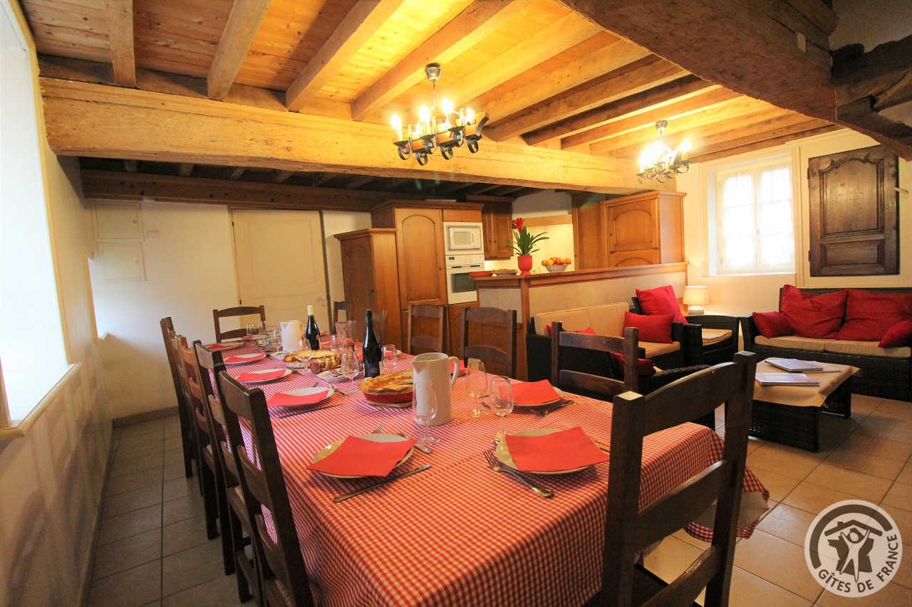 Gîte 'La Glycine' (pour 12 personnes) à Vaux-en-Beaujolais (Rhône - Beaujolais vignobles) : pièce de jour, espaces repas et salon.