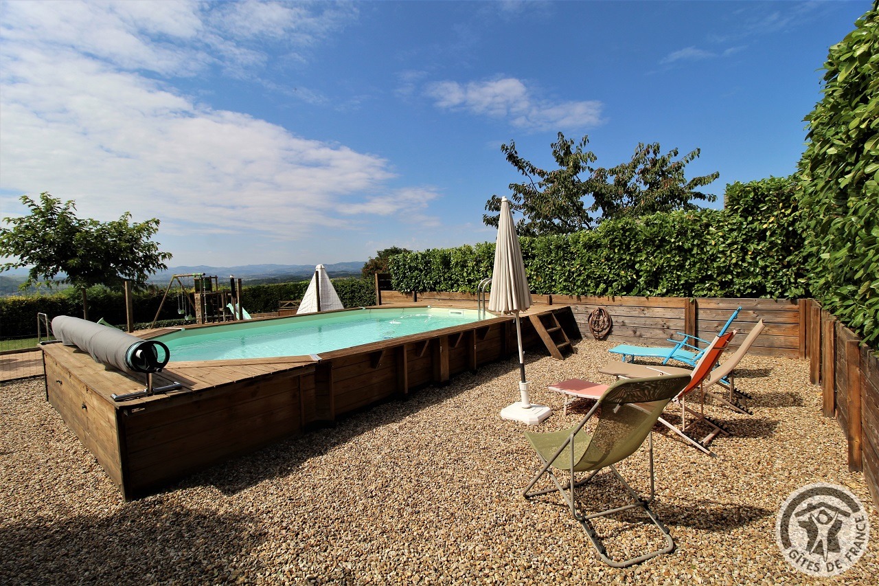 Gîte de Pelozane à Charnay (Rhône, Beaujolais des Pierres Dorées, proximité de l'Arbresle) : la piscine commune.