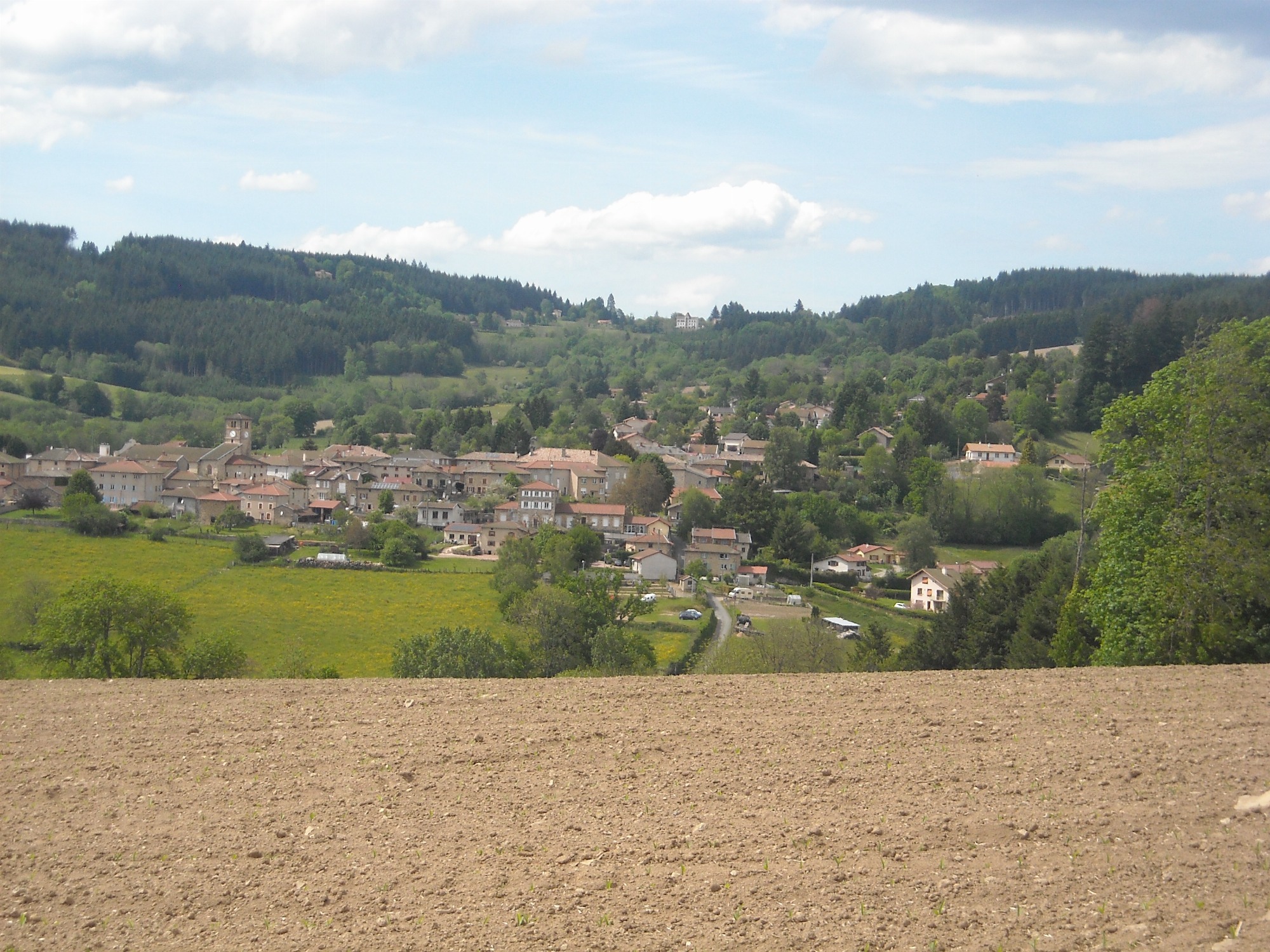 Au loin, le village de Poule et le col des Echarmeaux