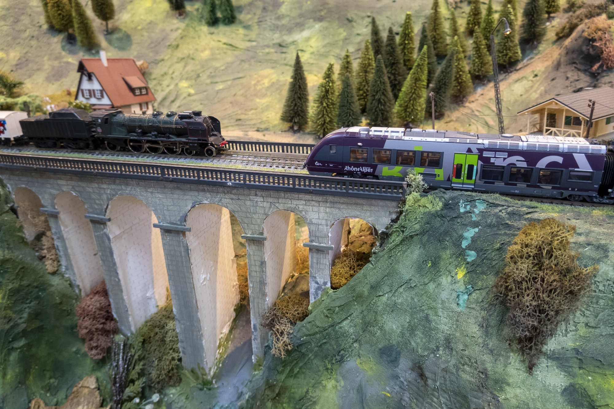 Trains passant sur un viaduc, maquette de la boucle ferroviaire
