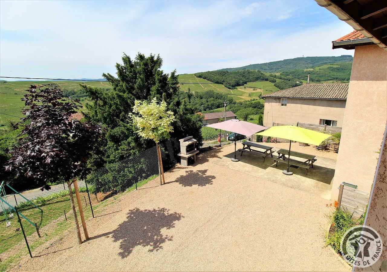 Gîte 'La Cachette d'Ampelopsis' - 12 personnes à Chiroubles - Beaujolais des Crus dans le Rhône : Vue sur le jardin depuis les chambres.