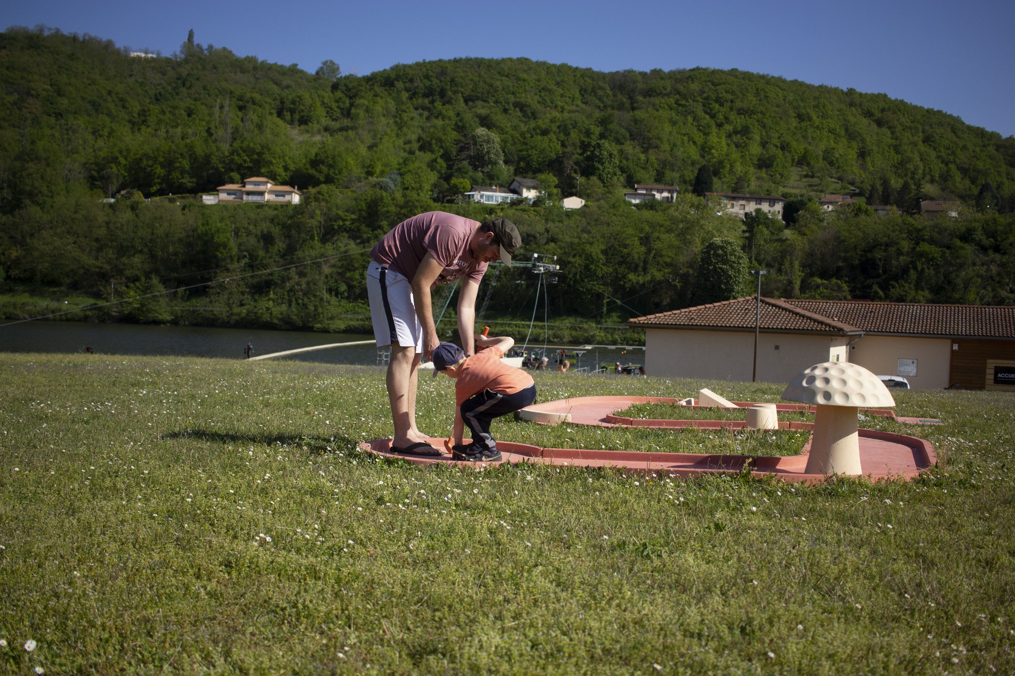 Minigolf en famille à la base de loisirs du Wam Park