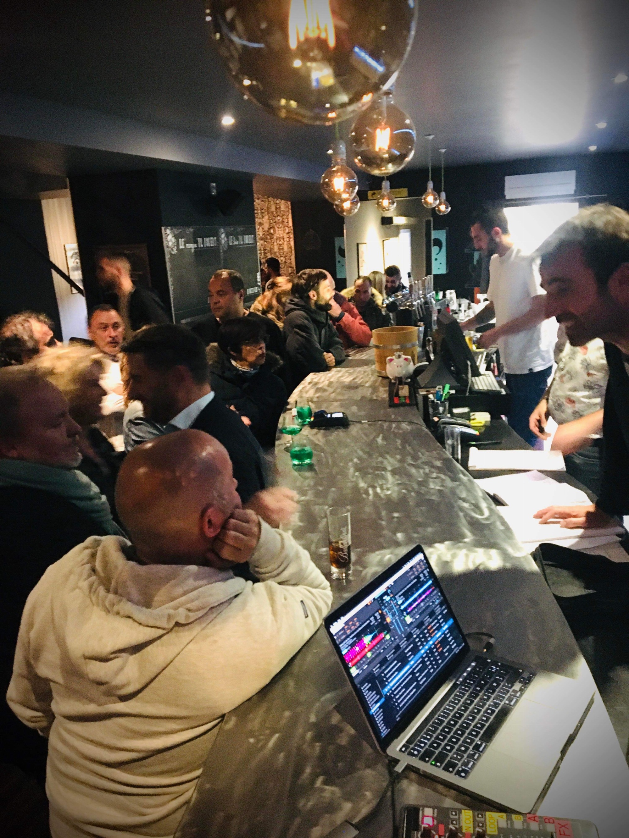 Ambiance comptoir du bar