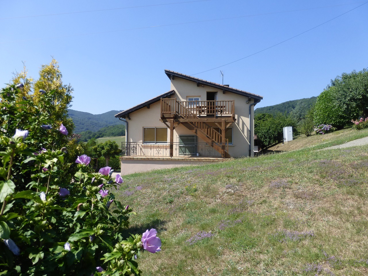 Gîte 'La Gouttelière' à Vaugneray (Rhône - Ouest Lyonnais) : le terrain.