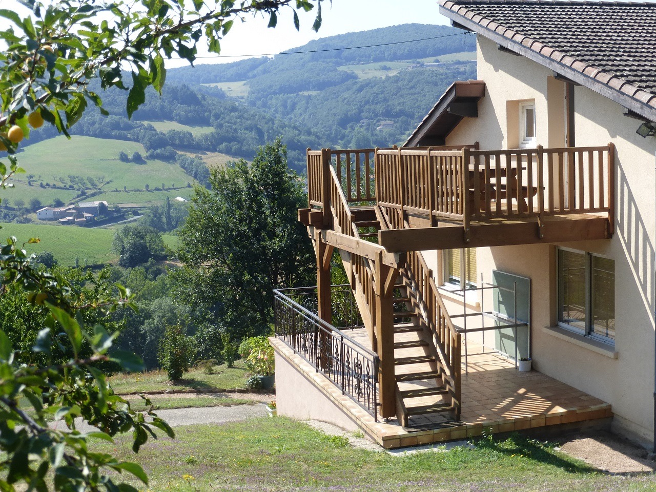 Gîte 'La Gouttelière' à Vaugneray (Rhône - Ouest Lyonnais) : vue sur les vallons.