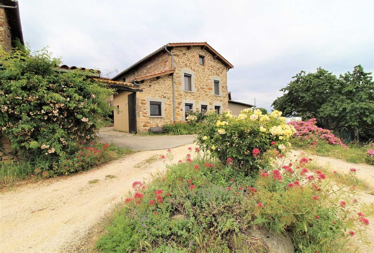 Gîte des Pampilles - Les Haies (Rhône, Pilat, proximité de Vienne et Condrieu) : la maison fleurie au printemps.