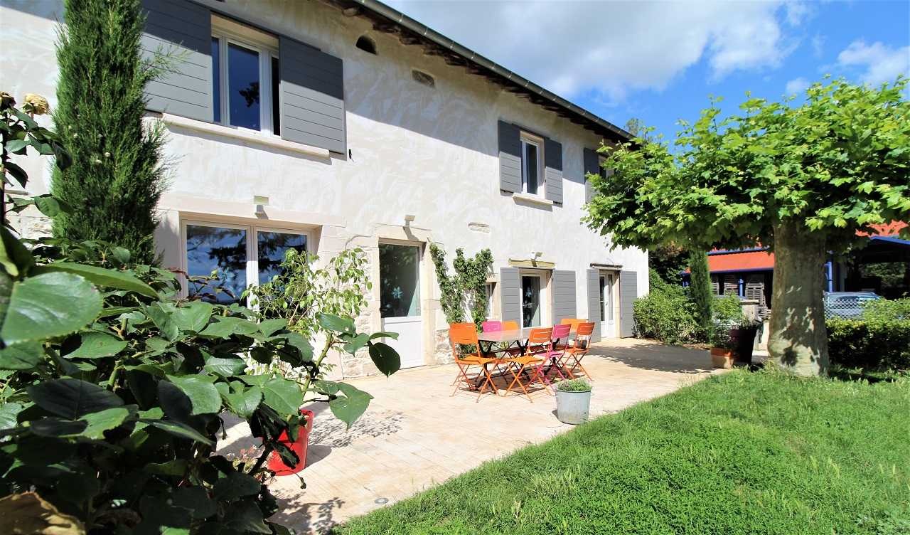 Le Gîte d'Agathe à Belleville dans le Beaujolais - Rhône : terrasse et petit espace vert.