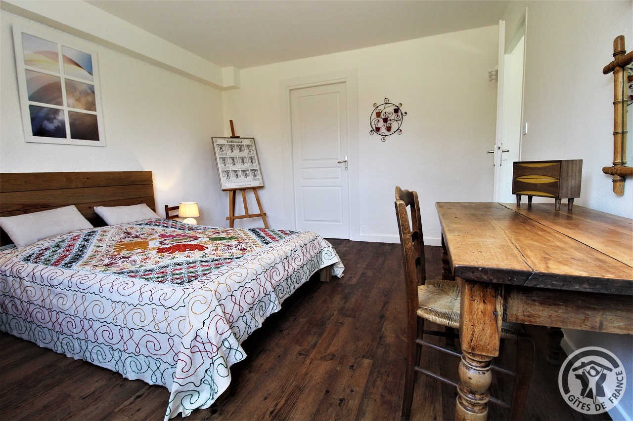 Gîte Chantepuits à Gleizé (Rhône-Beaujolais-proximité de Villefranche-sur-Saône) : chambre 'Tango', table/bureau.