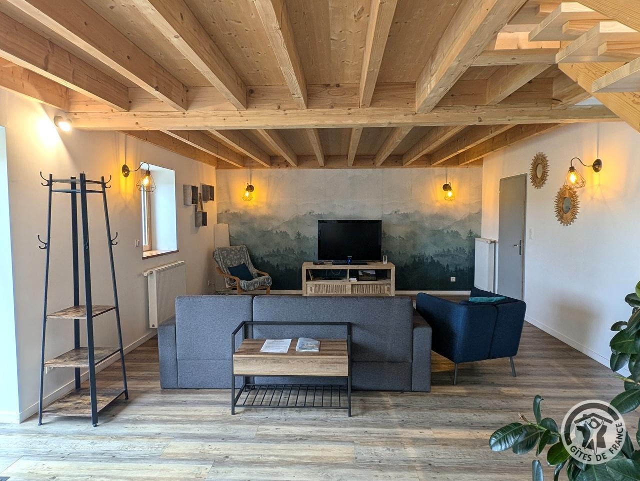 Gîte de Charmesson à St Martin en Haut (Rhône - Monts du Lyonnais, Sud-Ouest de Lyon) : le vaste séjour baignée de lumière. 