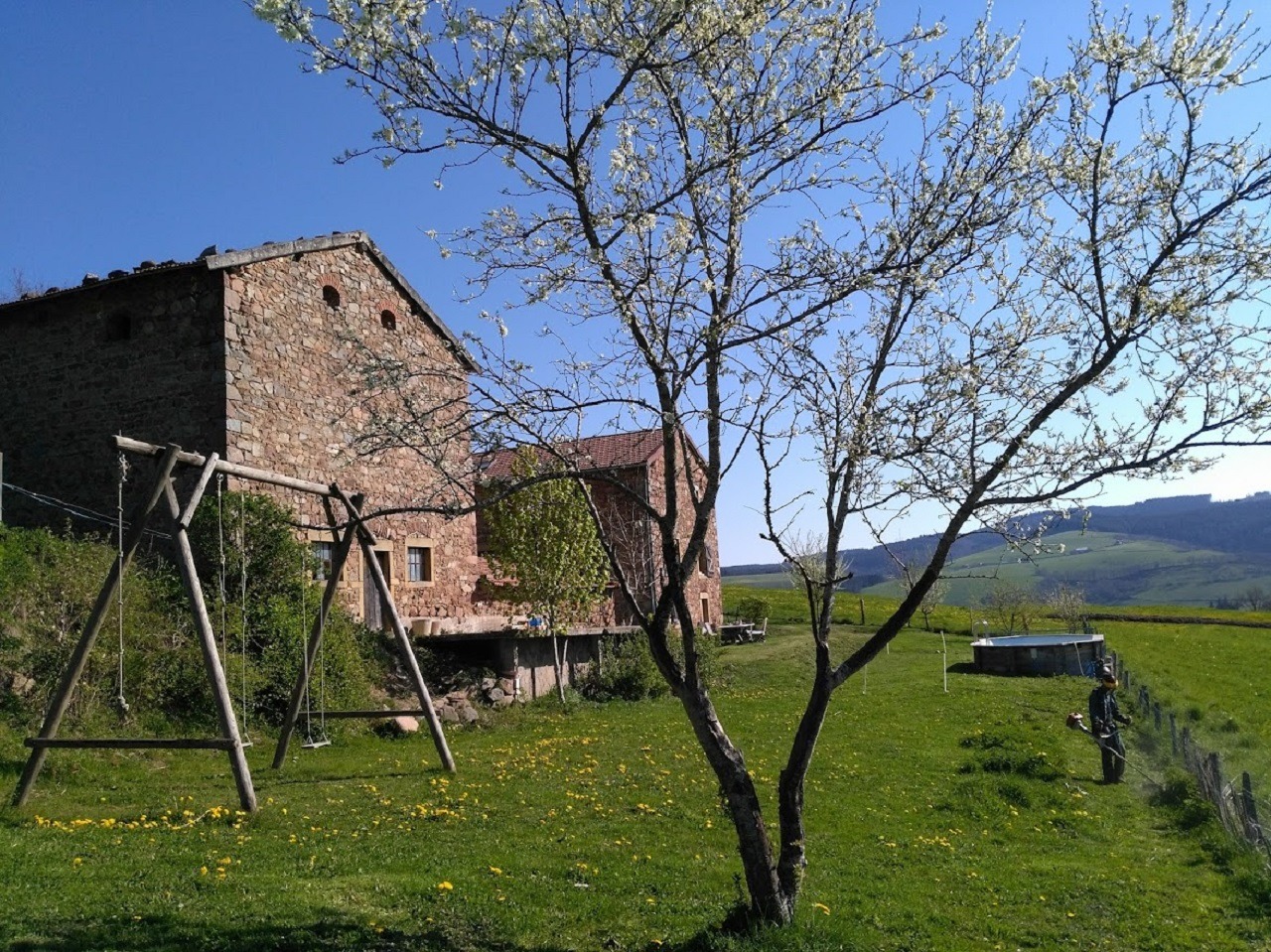 Grand Gîte 'Au Foin Tendre' à Amplepuis (Rhône - Beaujolais Vert - proximité Lac des Sapins) : la maison et le jardin.