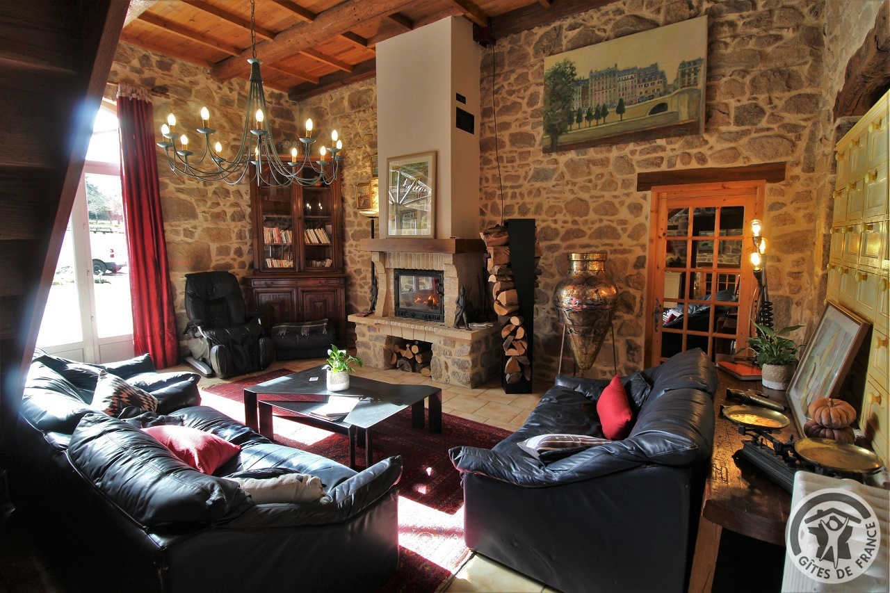Gîte avec piscine privée 'Le Paradis Perdu' à Saint Igny de Vers (Rhône - Beaujolais Vert, limite Saône-et-Loire) : le salon de caractère.