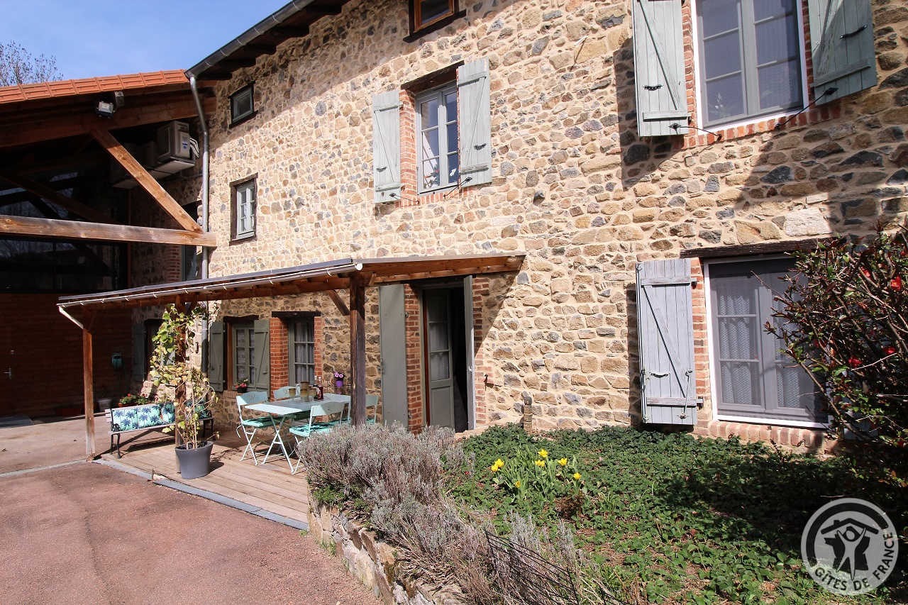 'Gîte de Basse Comté' (avec piscine chauffée) à Cublize (Rhône - Beaujolais Vert - Lac des Sapins) : la maison côté cour.