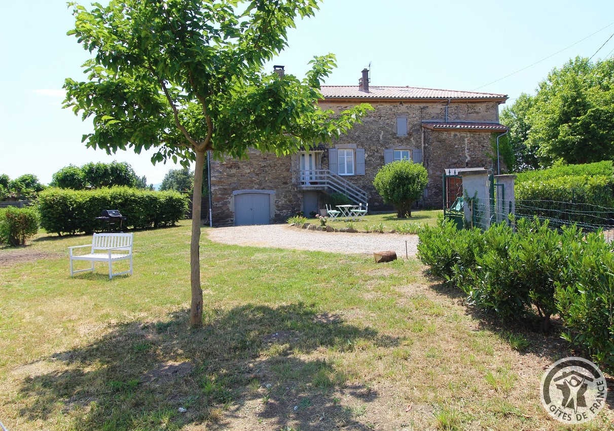 Gîte de la Tour à St-Jean-de-Touslas / Beauvallon (Rhône, Sud-Ouest Lyonnais, proximité Givors et département Loire) : la maison et son jardin clos avec arbres et arbustes.