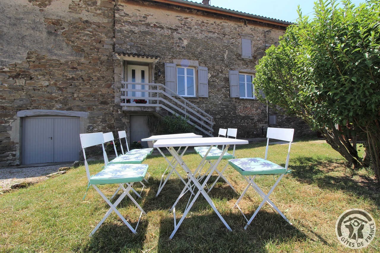 Gîte de la Tour à St-Jean-de-Touslas / Beauvallon (Rhône, Sud-Ouest Lyonnais, proximité Mornant et département Loire) : le salon de jardin.