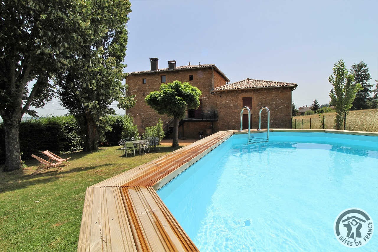 'Maison Forte des Grands Maisons' à Cogny (Rhône - Beaujolais des Pierres Dorées), grand gîte de caractère avec piscine : extérieurs avec piscine