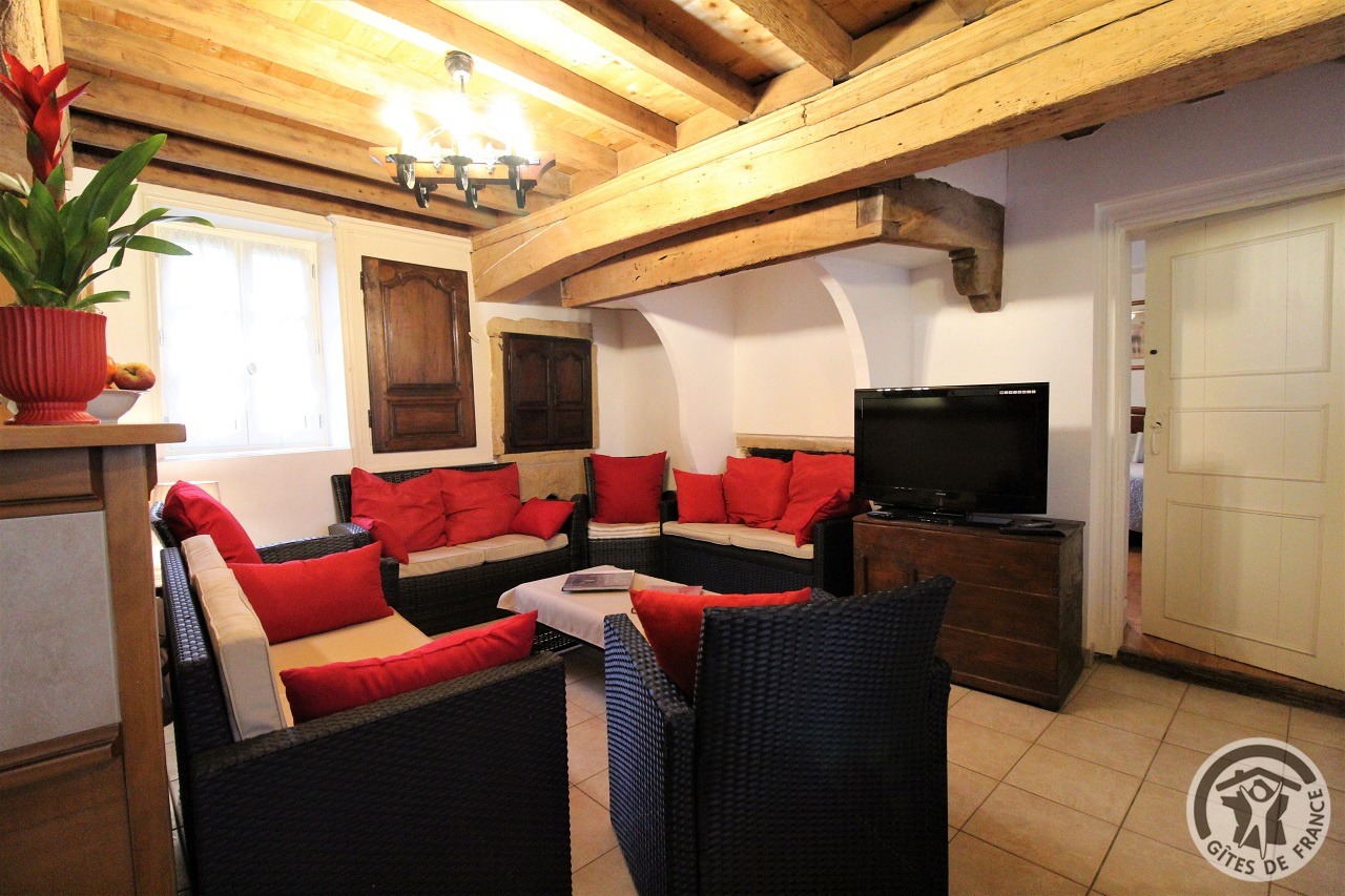Gîte 'La Glycine 2' (pour 8 personnes) à Vaux-en-Beaujolais (Rhône - Beaujolais vignobles) : le coin salon.