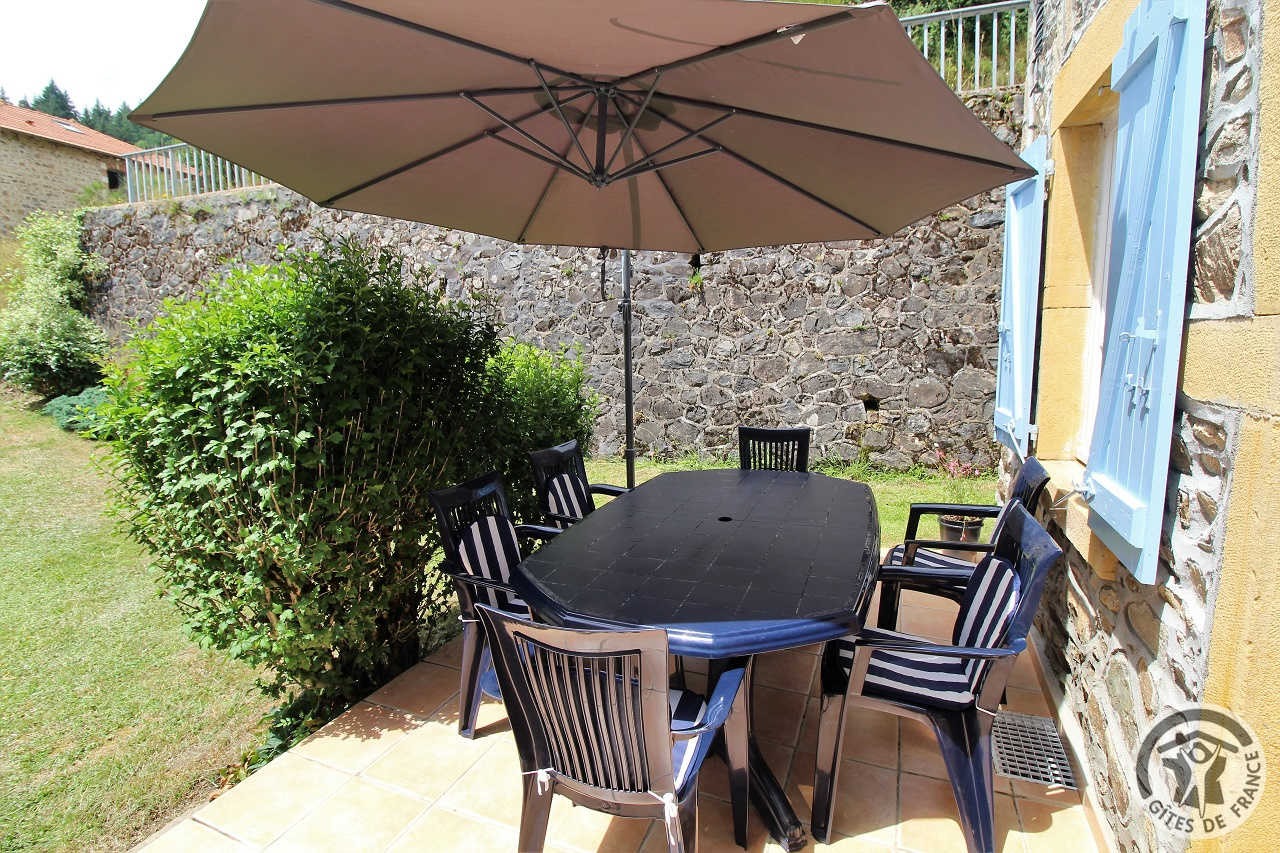 Gîte 'Moulin La Chavanne' à Poule-Les-Écharmeaux (Rhône, Haut-Beaujolais / Beaujolais Vert) : la terrasse privative.