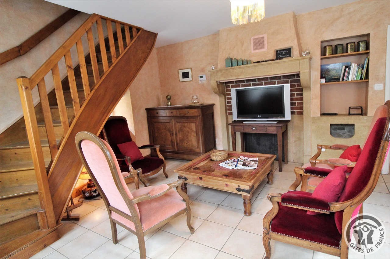 Gîte 'Moulin La Chavanne' à Poule-Les-Écharmeaux (Rhône, Haut-Beaujolais / Beaujolais Vert) : Le salon et les escaliers d'accès à l'étage.