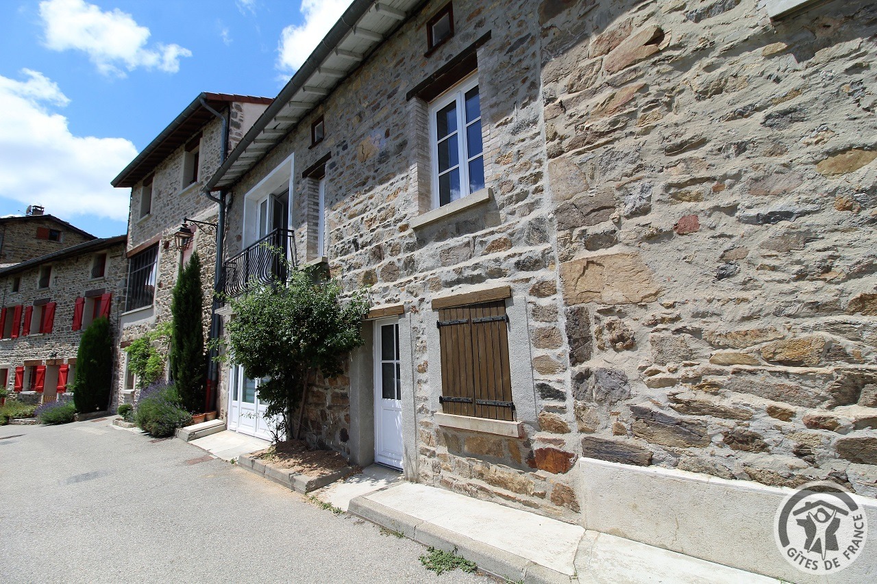 Gîte de Font Bénite à St André la Côte (Rhône, Monts et Coteaux du Lyonnais, Sud-Ouest de Lyon) : la maison mitoyenne à d'autres maisons.