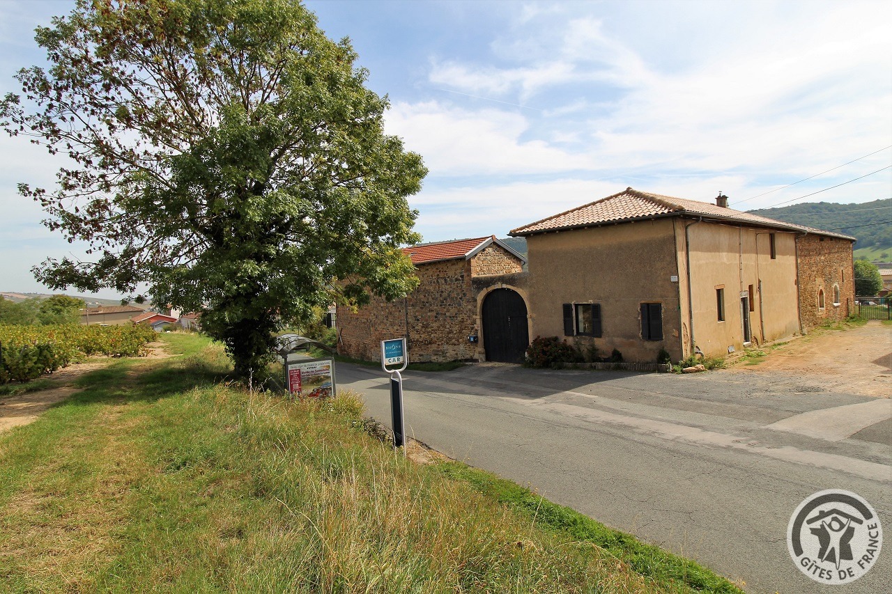 Grand Gîte pour 15 personnes 'Raisin Rose' à Emeringes (Rhône, Beaujolais vignobles, Sud de Mâcon) : la grande maison comportant aussi l'habitation des propriétaires.
