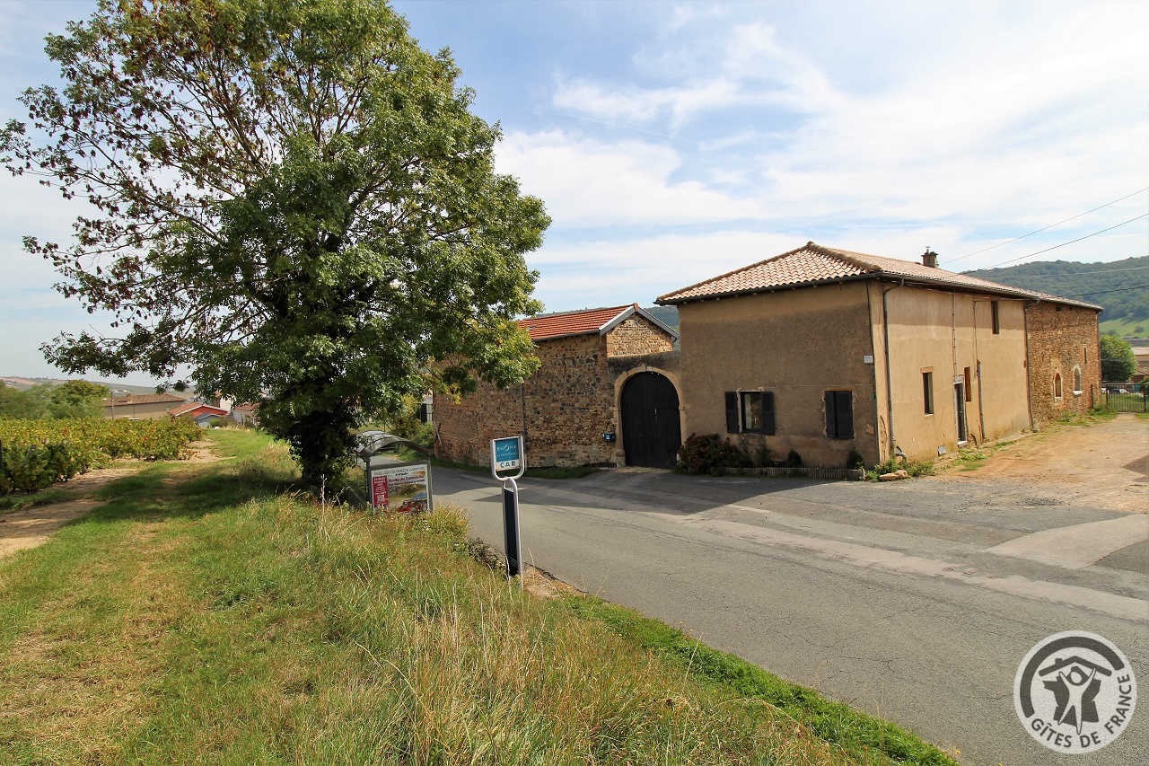 Grand Gîte pour 15 personnes 'Raisin Rose' à Emeringes (Rhône, Beaujolais vignobles, Sud de Mâcon) : la grande maison comportant aussi l'habitation des propriétaires.