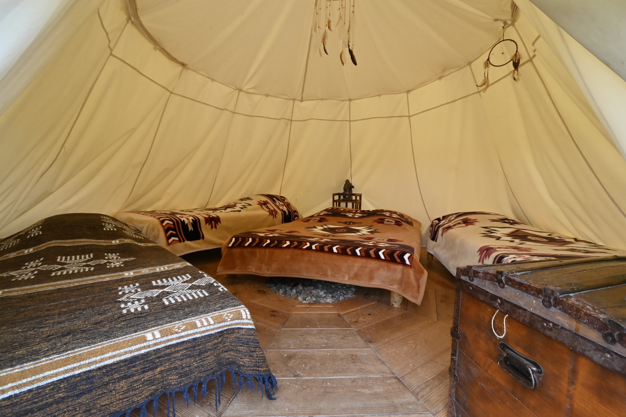 Les Tipis et chariot de l'Ouest_Longessaigne