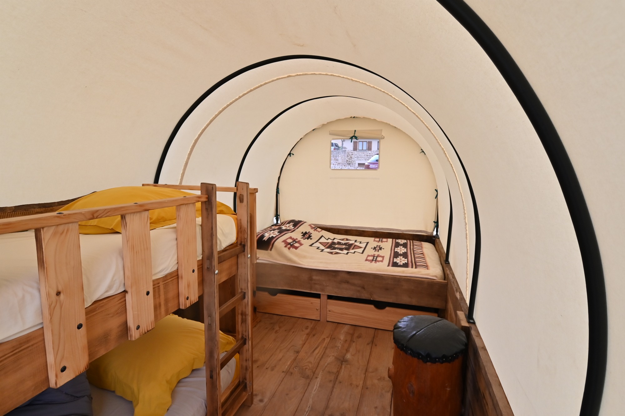 Les Tipis et chariot de l'Ouest_Longessaigne