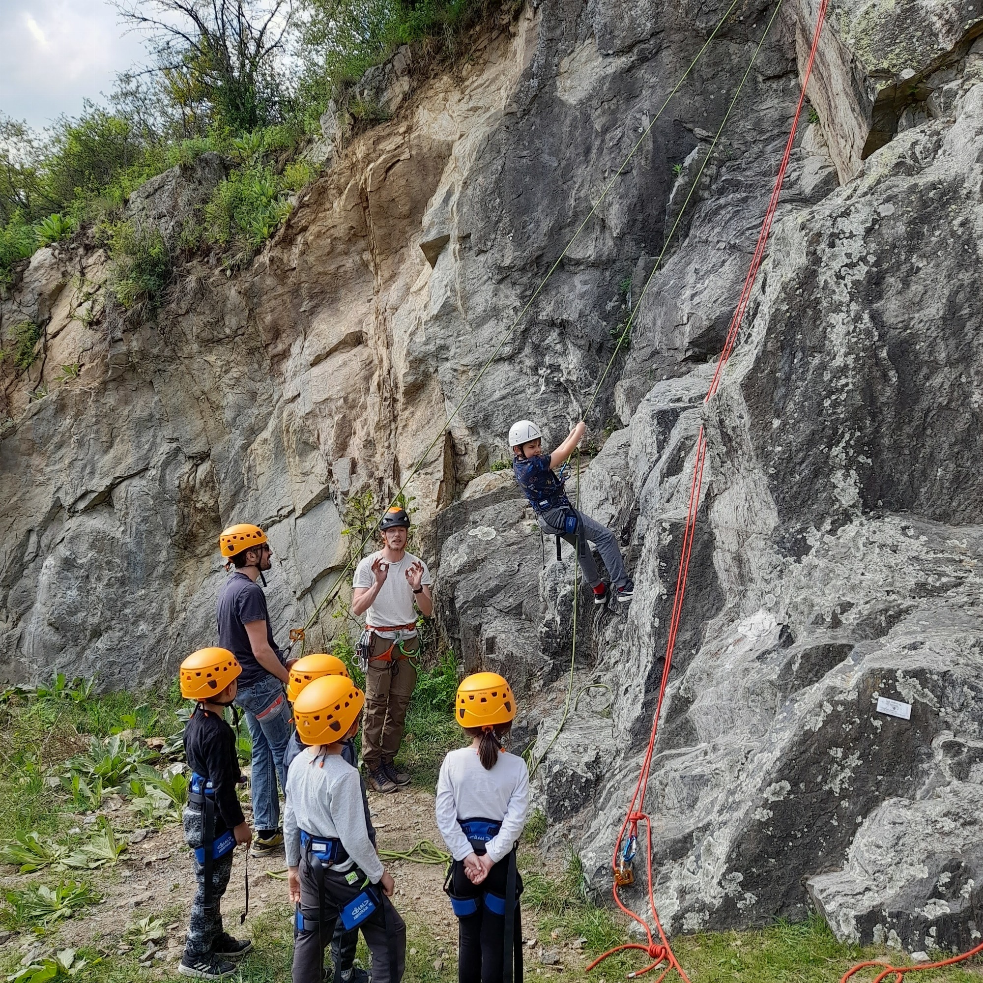 Enfants qui grimpent_site naturel_RIVERIE