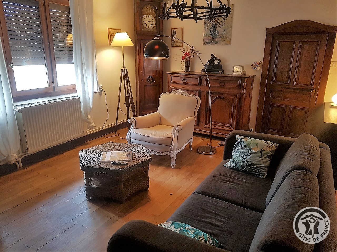 Gîte 'Le Pré au Ruy' à Thurins (Rhône, Monts du Lyonnais, Sud-Ouest de Lyon) : le salon, espace détente.