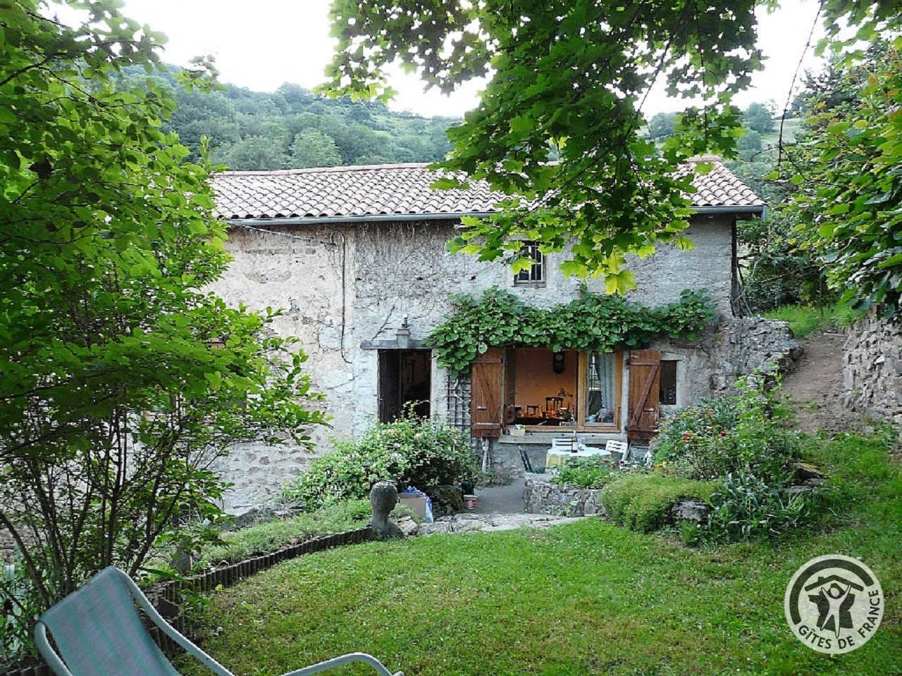 Gîte 'Le Pré au Ruy' à Thurins (Rhône, Monts du Lyonnais, Sud-Ouest de Lyon) : la maison et le jardin.