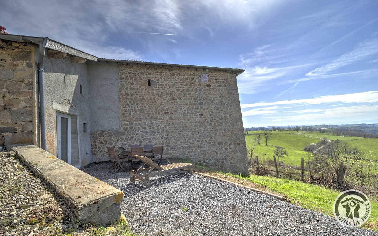 Gîte / Maison de vacances 'Côté Jardin' à Villechenève (Rhône, Monts du Lyonnais, Ouest de Lyon, proximité de la Loire)