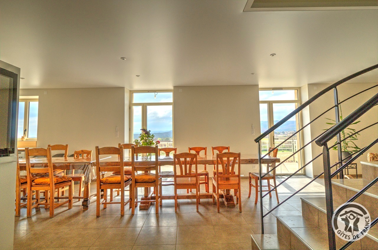 Grand Gîte du Clair de Nety (5 chambres) à St Etienne-des-Oullières (Rhône, Beaujolais, proche de Beaujeu, Nord de Villefranche-sur-Saône, Sud de Mâcon) : espace repas dans le séjour, face au paysage.