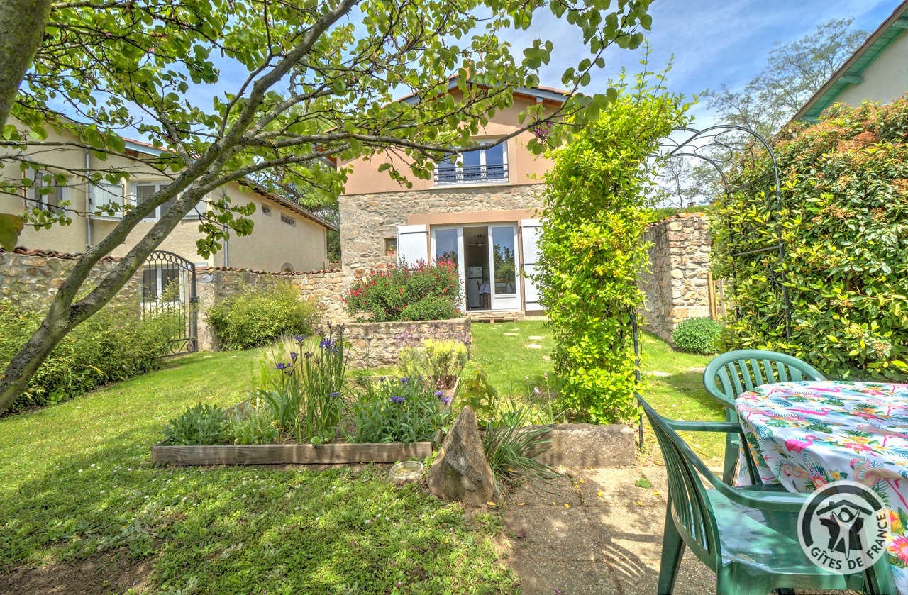 Gîte/ Maison de Vacances 'La Grange du Mathy' à Thurins (Rhône, Sud-Ouest Lyonnais) : le jardin privé, fleuri et arboré.