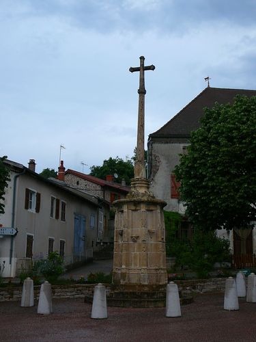 AIGUEPERSE Croix sur la place du village