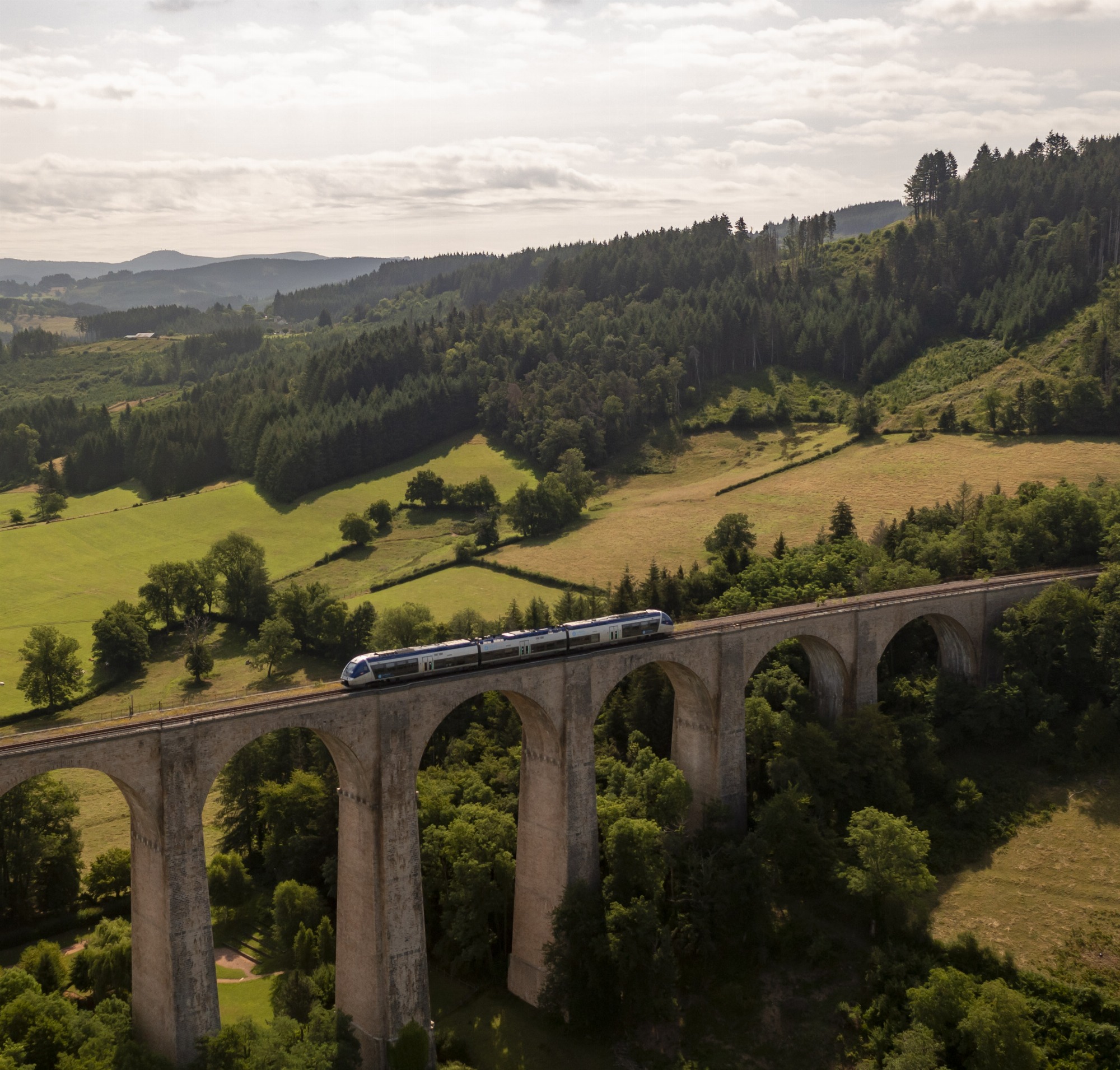 Vue aérienne du train passant le viaduc de Mussy-sous-Dun