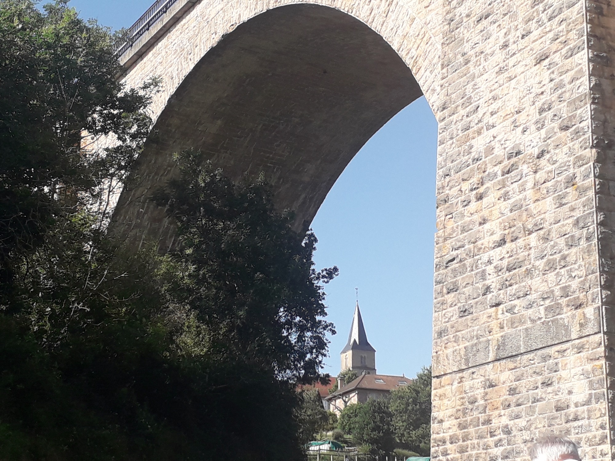 Vue de l'église sous l'arche du viaduc de Mussy-sous-Dun