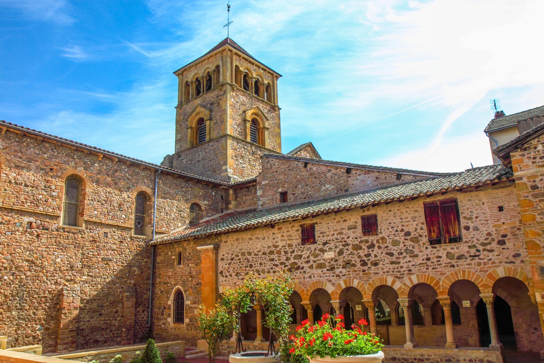 Cloître Salles-Arbuissonnas