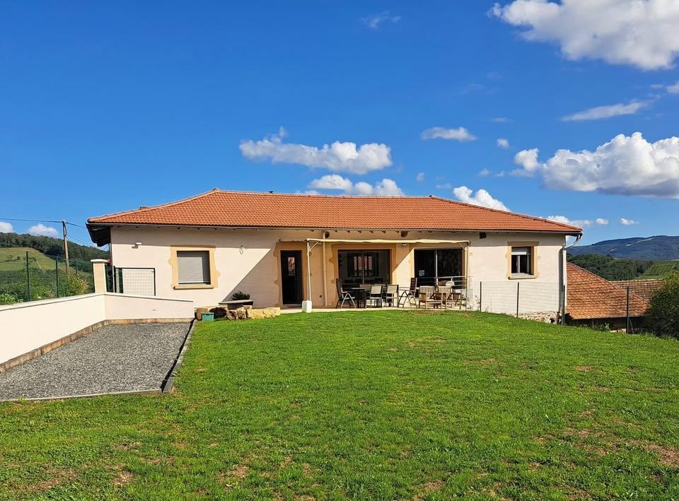 le gîte Charmille . 12 personnes à Saint Julien sur Bibost dans le lyonnais Rhône : la maison.