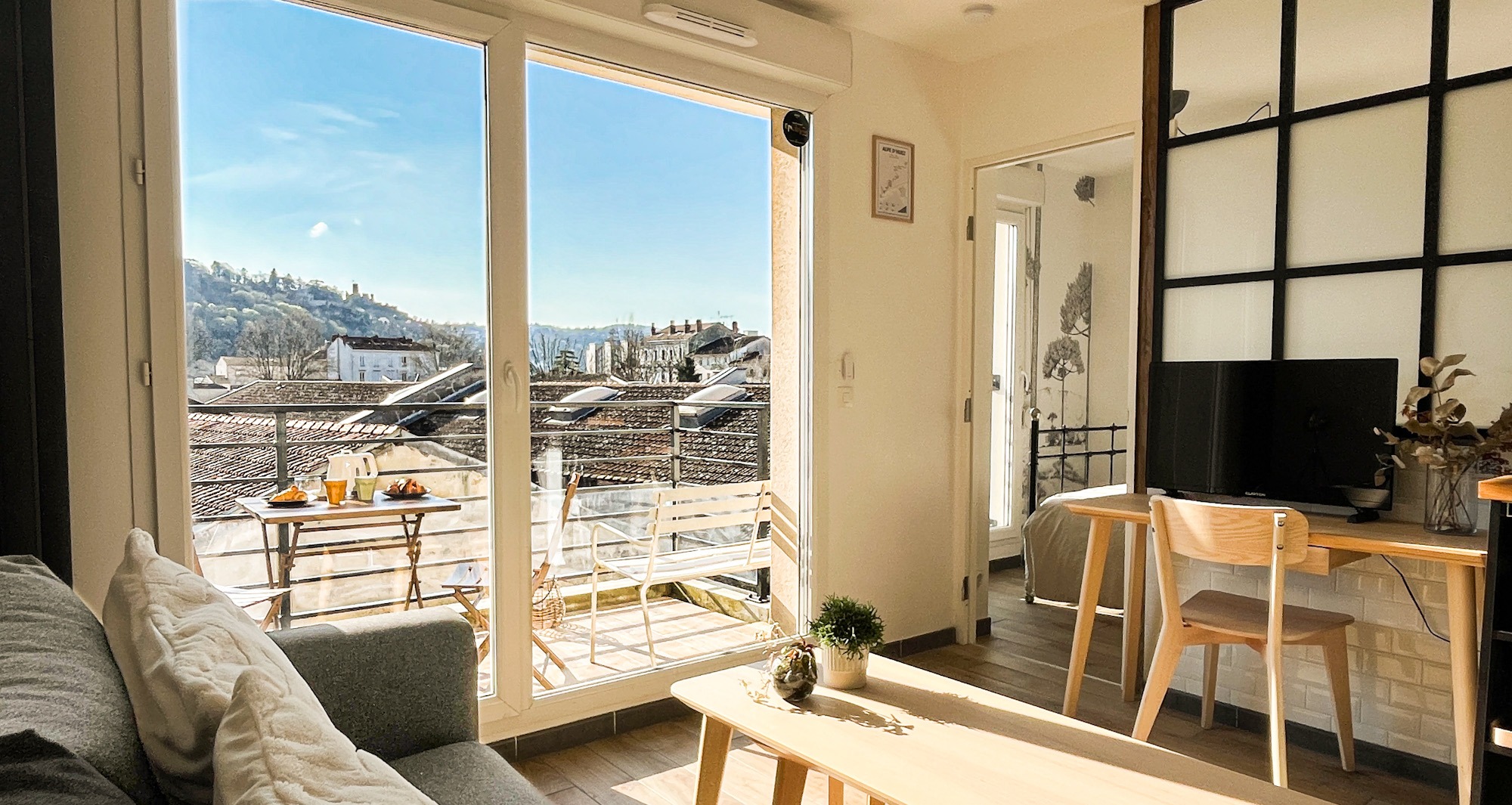 Salon baigné de lumière et sa vue panoramique