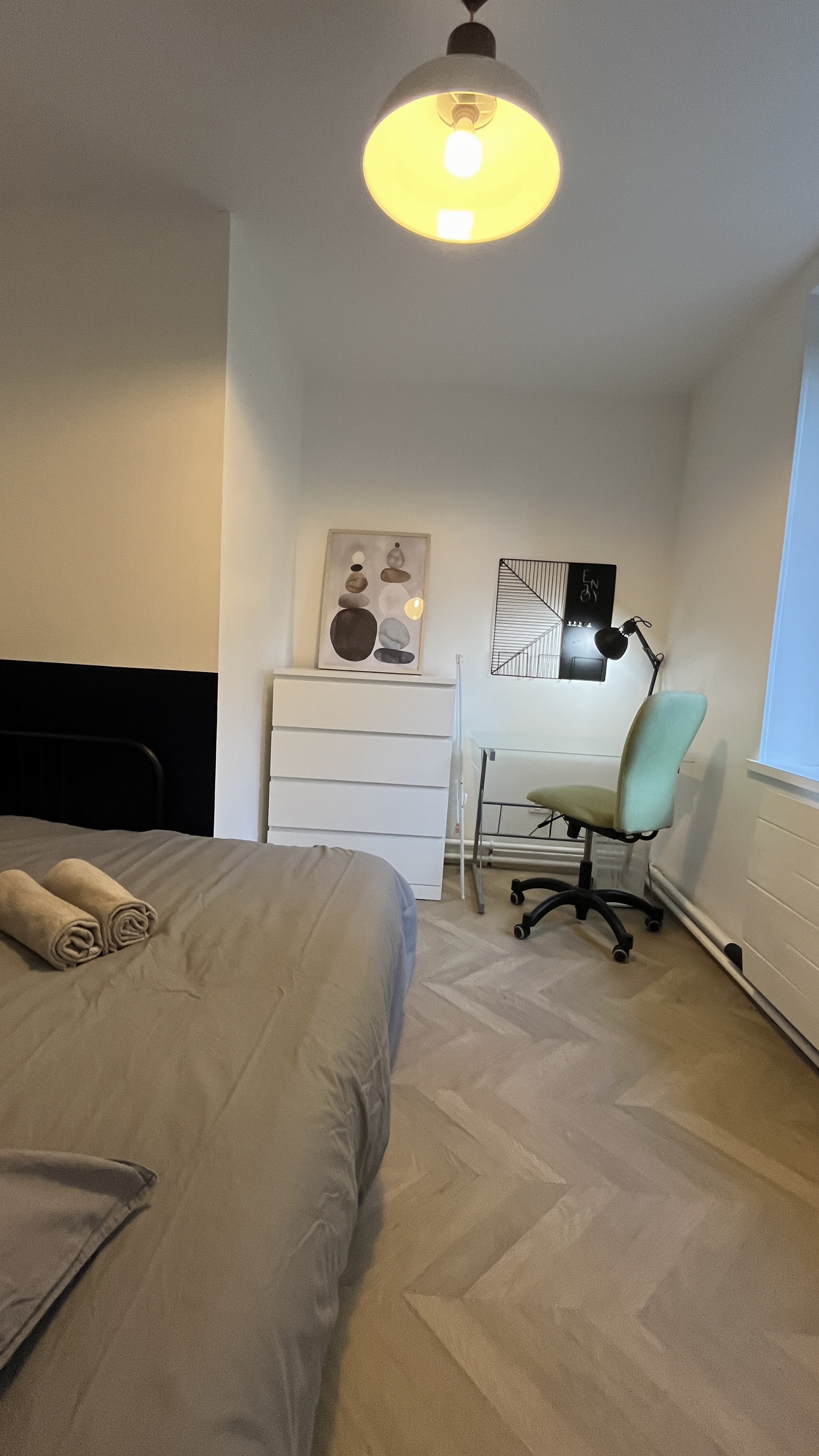 chambre 2 avec lit double et bureau