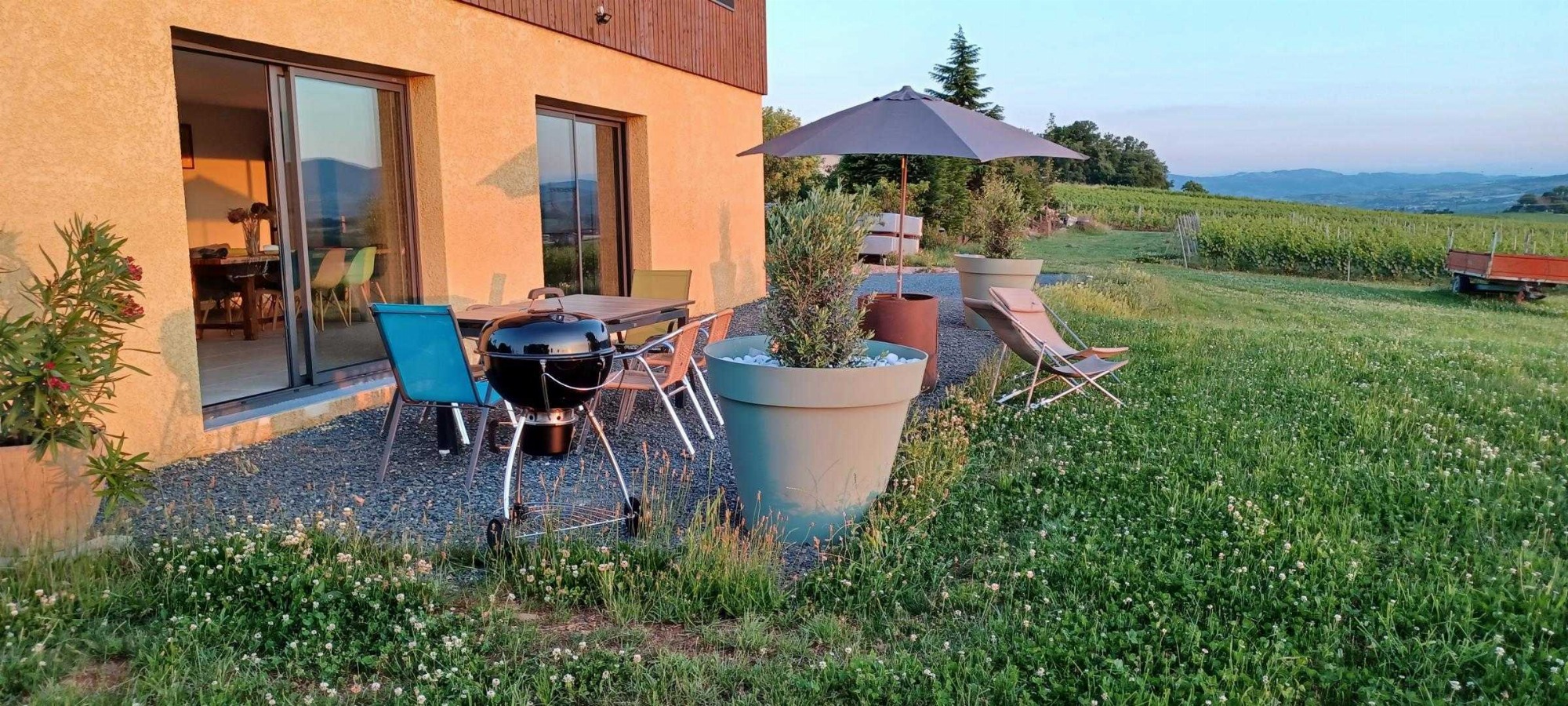 Gîte des Carrières - 6 personnes à Saint-Germain-Nuelles dans le Beaujolais - proximité l'Arbresle et A89, dans le Rhône : le gîte à proximité immédiate des vignes.